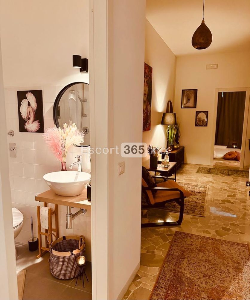 Monica: Elegante e Seducente - Massaggi Erotici a Milano - Foto 5